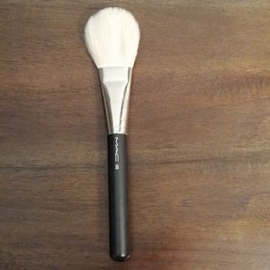 Mac 135 natural hair brush